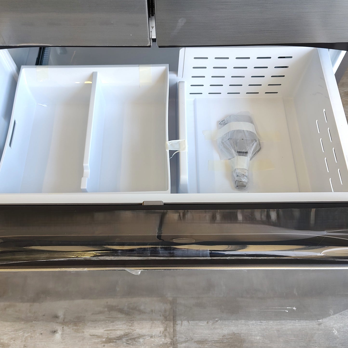 Samsung 27 cu. ft. Counter-Depth SMART French Door Refrigerator Stainless Look RF27CG5010S9AA